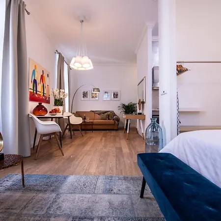 Modern Downtown - Renovated, On Ideal Location شقة *