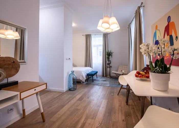 Modern Downtown - Renovated, On Ideal Location Apartment *