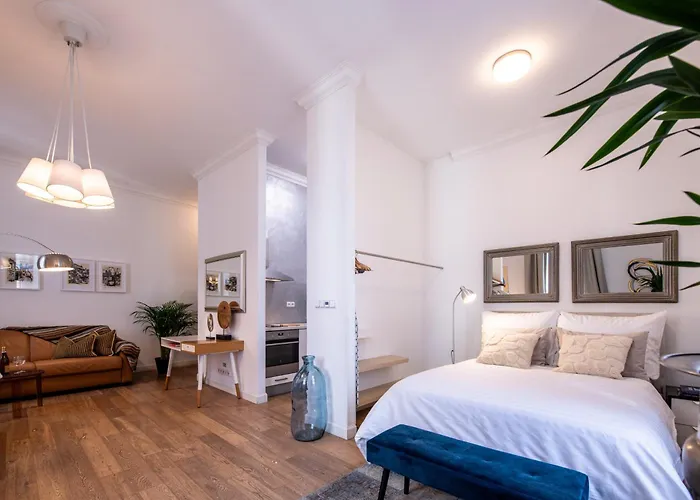 Modern Downtown - Renovated, On Ideal Location Apartment *