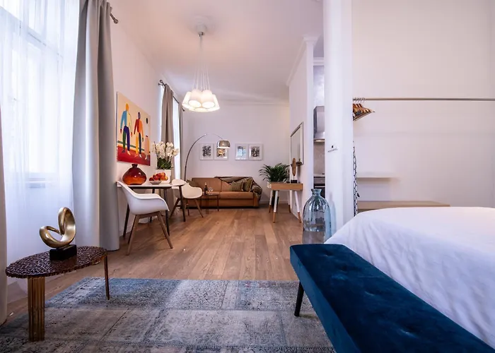 Modern Downtown - Renovated, On Ideal Location Apartment *