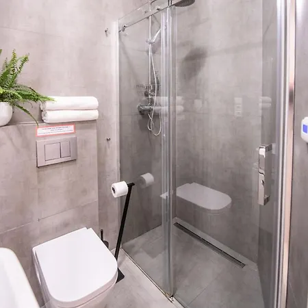 Modern Downtown - Renovated, On Ideal Location *