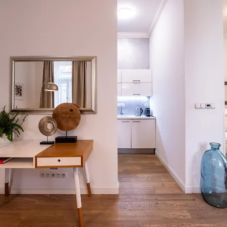 Modern Downtown - Renovated, On Ideal Location 아파트