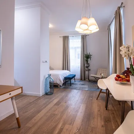 Modern Downtown - Renovated, On Ideal Location 아파트 *