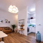 Modern Downtown - Renovated, On Ideal Location 公寓 *