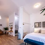 Modern Downtown - Renovated, On Ideal Location 公寓 *
